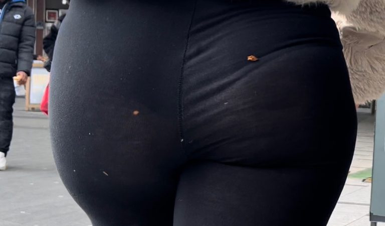 Chav Brunette In Vpl Tights!!(Flash On)(Busted)⭐️⭐️⭐️